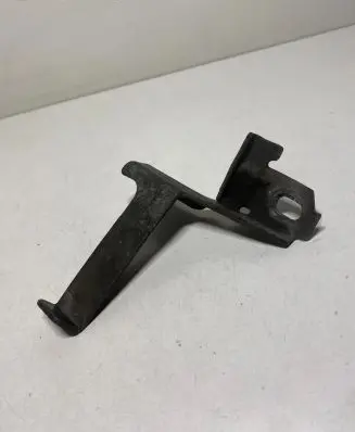 Volkswagen PASSAT B5.5 Battery bracket 8D1803123C