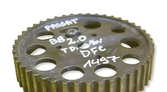 Volkswagen PASSAT B8 Camshaft pulley/ VANOS 04L109105