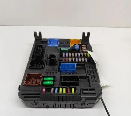 Opel Grandland X Fuse module 9832880280