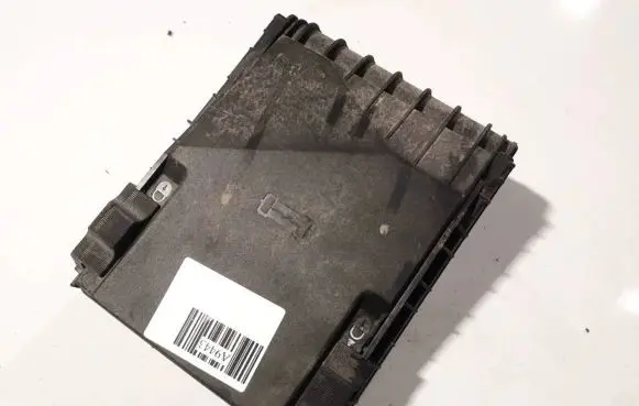 Volkswagen Touran II Fuse box cover 1k0907132