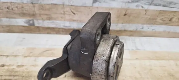 Ford Mondeo MK IV Engine mount bracket