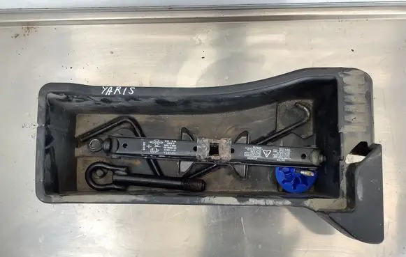 Toyota Yaris Tool set 