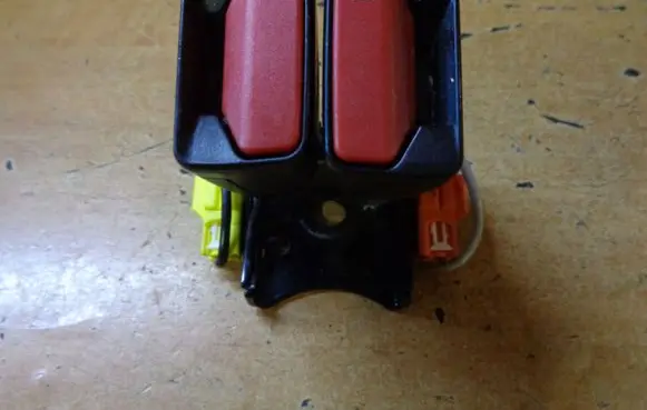 Volvo V60 Middle seatbelt buckle (rear) 31250658 617057000C 617057100C