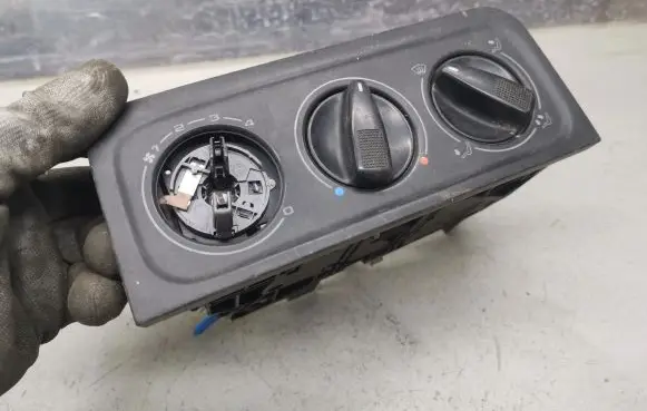 Volkswagen Golf III Climate control unit 1H0819045A 1H0820045