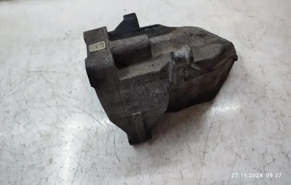 Engine mounting bracket