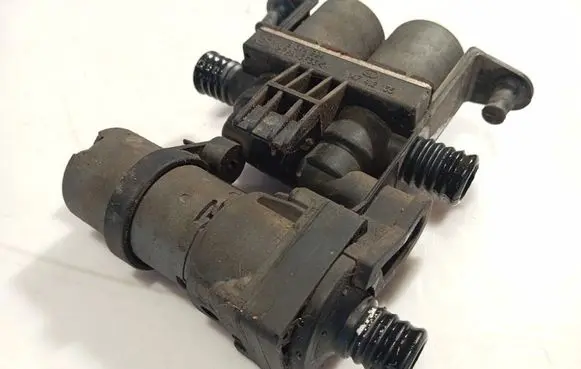 BMW 5 E39 Coolant heater control valve 8374994 1147412135
