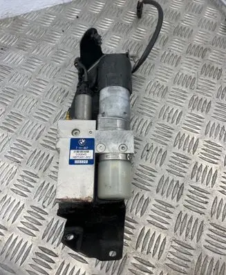 BMW 5 E60 E61 Tailgate hydraulic pump motor 7111867