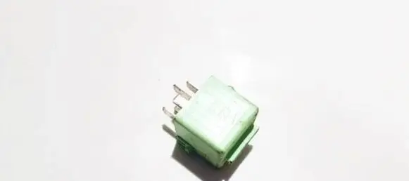 BMW 5 E39 Other relay 61368373700 v23134-k59-x312