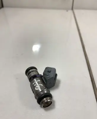 Volkswagen Golf IV Fuel injector 036631A