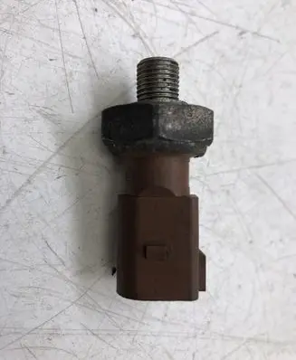 Volkswagen PASSAT B8 Oil pressure sensor 04L919081B