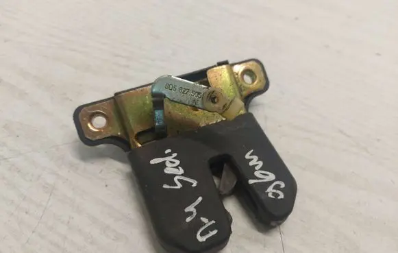 Audi A4 S4 B5 8D Tailgate/trunk/boot lock/catch/latch 8D5827505