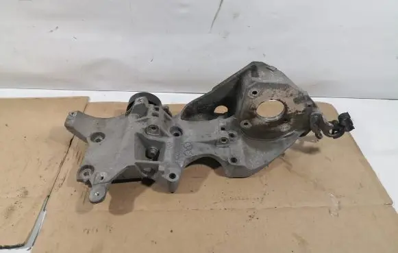 Volkswagen PASSAT B7 Engine mounting bracket 03L903143Q