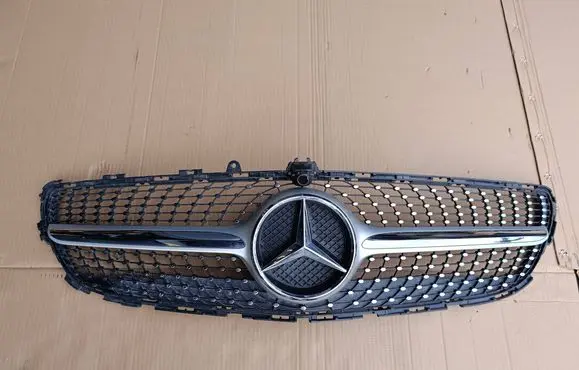 Mercedes-Benz CLS C218 X218 Front bumper upper radiator grill A0008880060