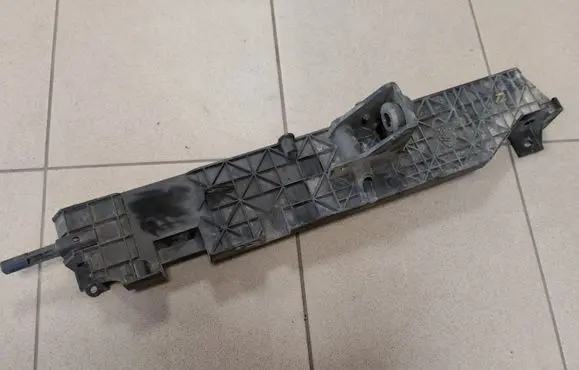 Land Rover Discovery 3 - LR3 Radiator mount bracket AH32BB589A
