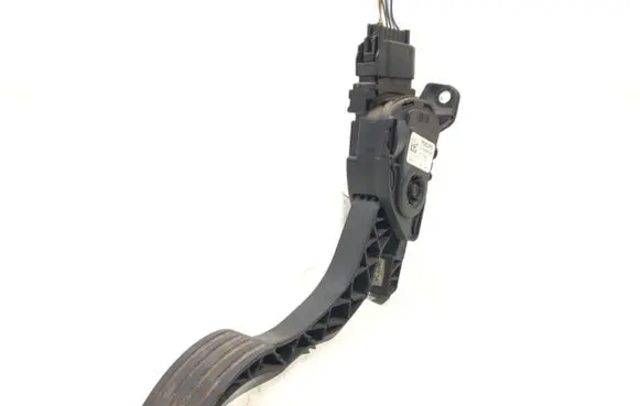 Accelerator throttle pedal