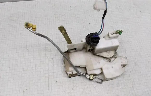 Toyota Corolla E110 Front door lock