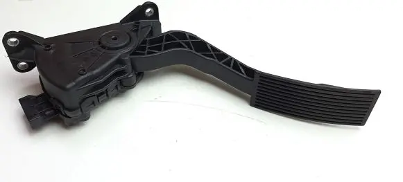Nissan Navara D40 Accelerator throttle pedal 18002EA000 M6921