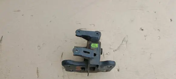 Engine mount vacuum valve
