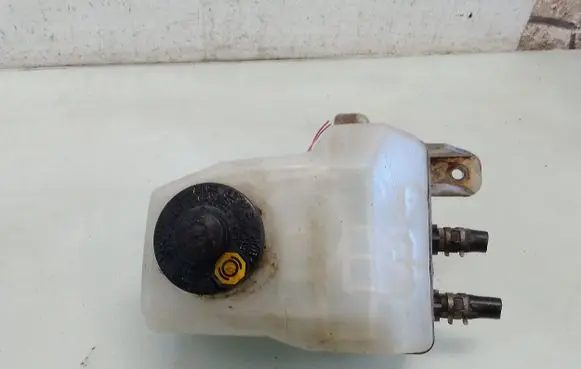 Toyota Prius (NHW20) Brake fluid reservoir 13231140120