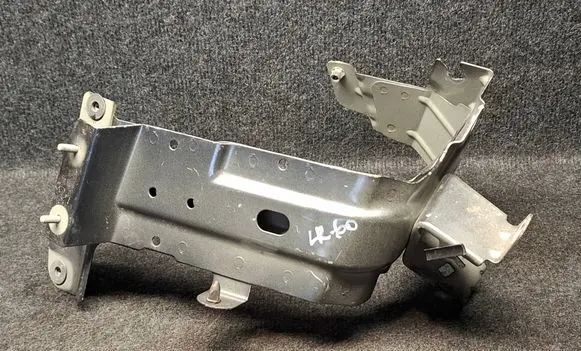 Audi Q7 4M Fender mounting bracket 4M0821138B 4M0821162B