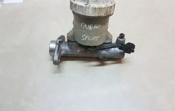 Mitsubishi Pajero Sport I Brake fluid reservoir 