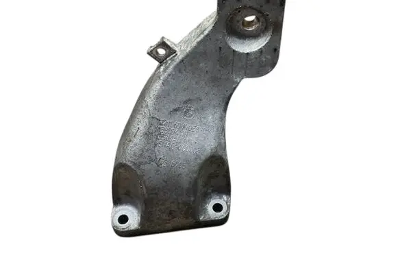 Engine mounting bracket