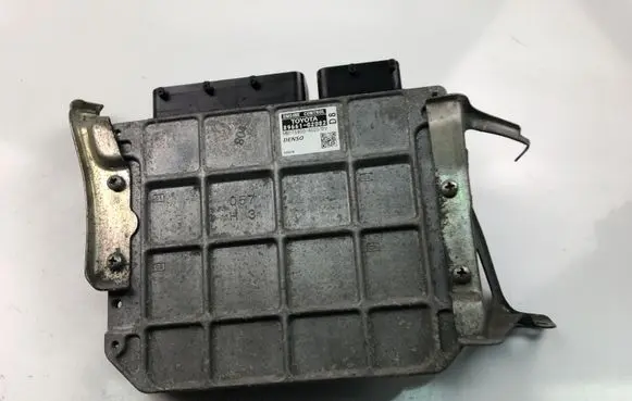 Toyota Auris 150 Engine control unit/module 8966102D82
