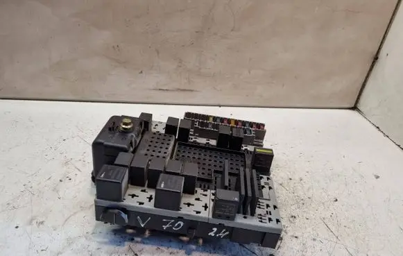 Volvo V70 Fuse module 30679527 08696098