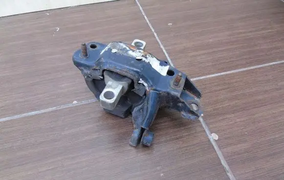 Volkswagen Polo IV 9N3 Engine mount bracket 6Q0199555