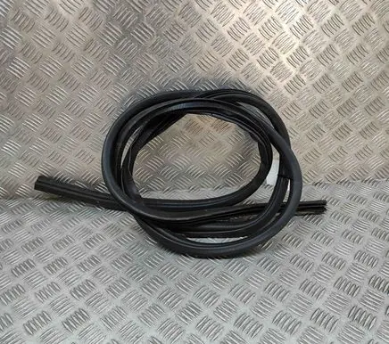 Mitsubishi Outlander Rubber seal front coupe door 5725A393