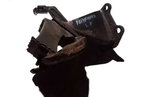 Nissan Pathfinder R51 Engine mounting bracket