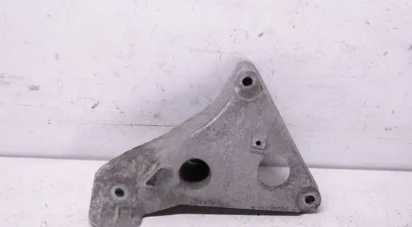 Engine mounting bracket