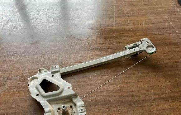 Rear door manual window regulator