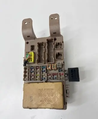 Toyota Corolla Verso E121 Fuse module 2323000230 8264113040