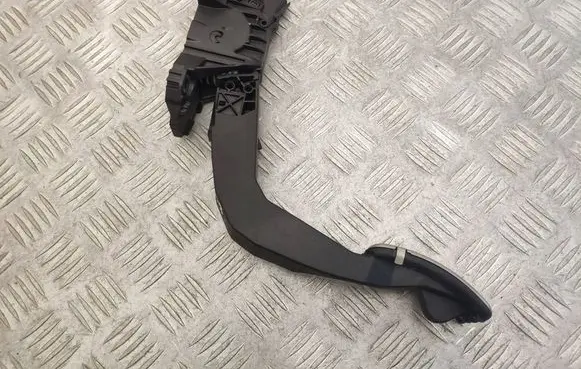 Accelerator throttle pedal