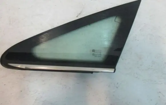 Opel Zafira B Front door vent window glass four-door 