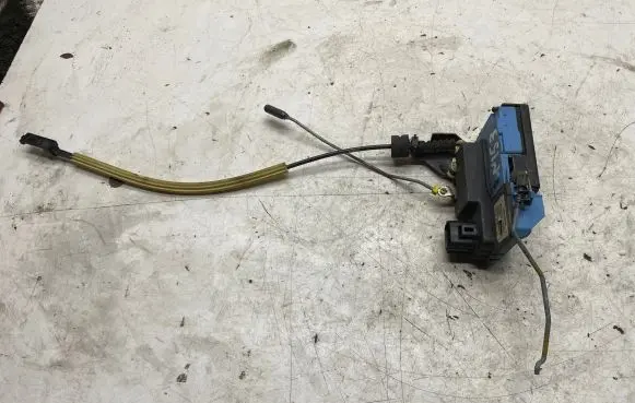 Volvo S60 Front door lock 8650546