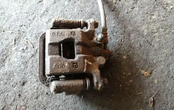 Nissan Juke I F15 Rear brake caliper