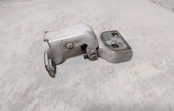 Nissan Primastar Front door upper hinge 311772H 66380