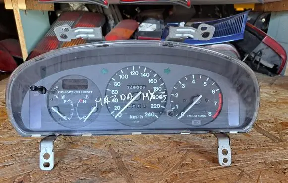 Mazda MX-3 Speedometer (instrument cluster) EA27A