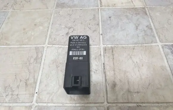 Volkswagen Golf V Glow plug pre-heat relay 038907281D WL051299023A