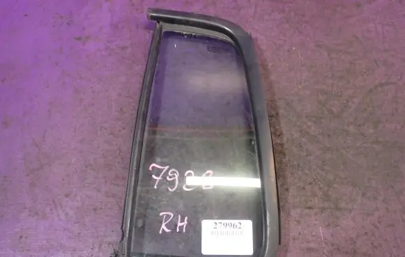 Suzuki Swift I Front door window glass four-door