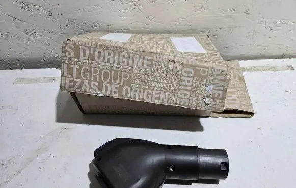 Renault Zoe Battery charger (optional) 8201652403