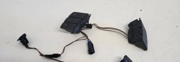 Steering wheel buttons/switches