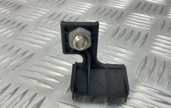 Audi TT TTS Mk2 Fender mounting bracket 8J0805638