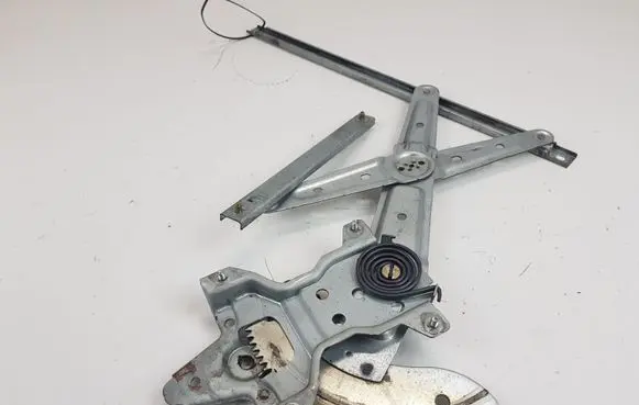 KIA Carens I Front window lifting mechanism without motor