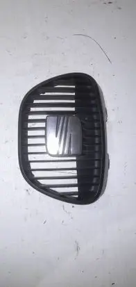 Seat Ibiza III (6L) Front bumper upper radiator grill 6L0853654