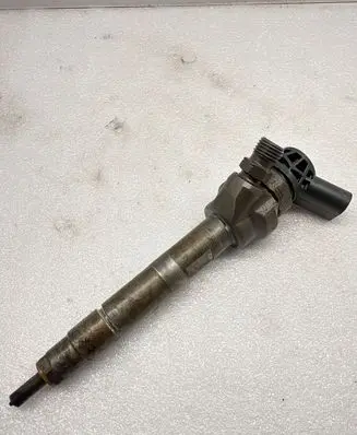 BMW 5 F10 F11 Fuel injector 7810702 044511061