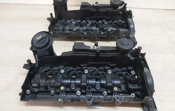 Toyota Avensis T270 Rocker cam cover 8576293