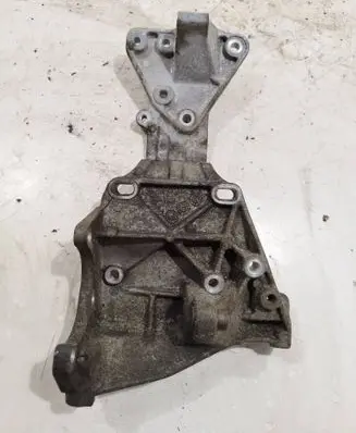Volvo V70 Engine mounting bracket 31258329